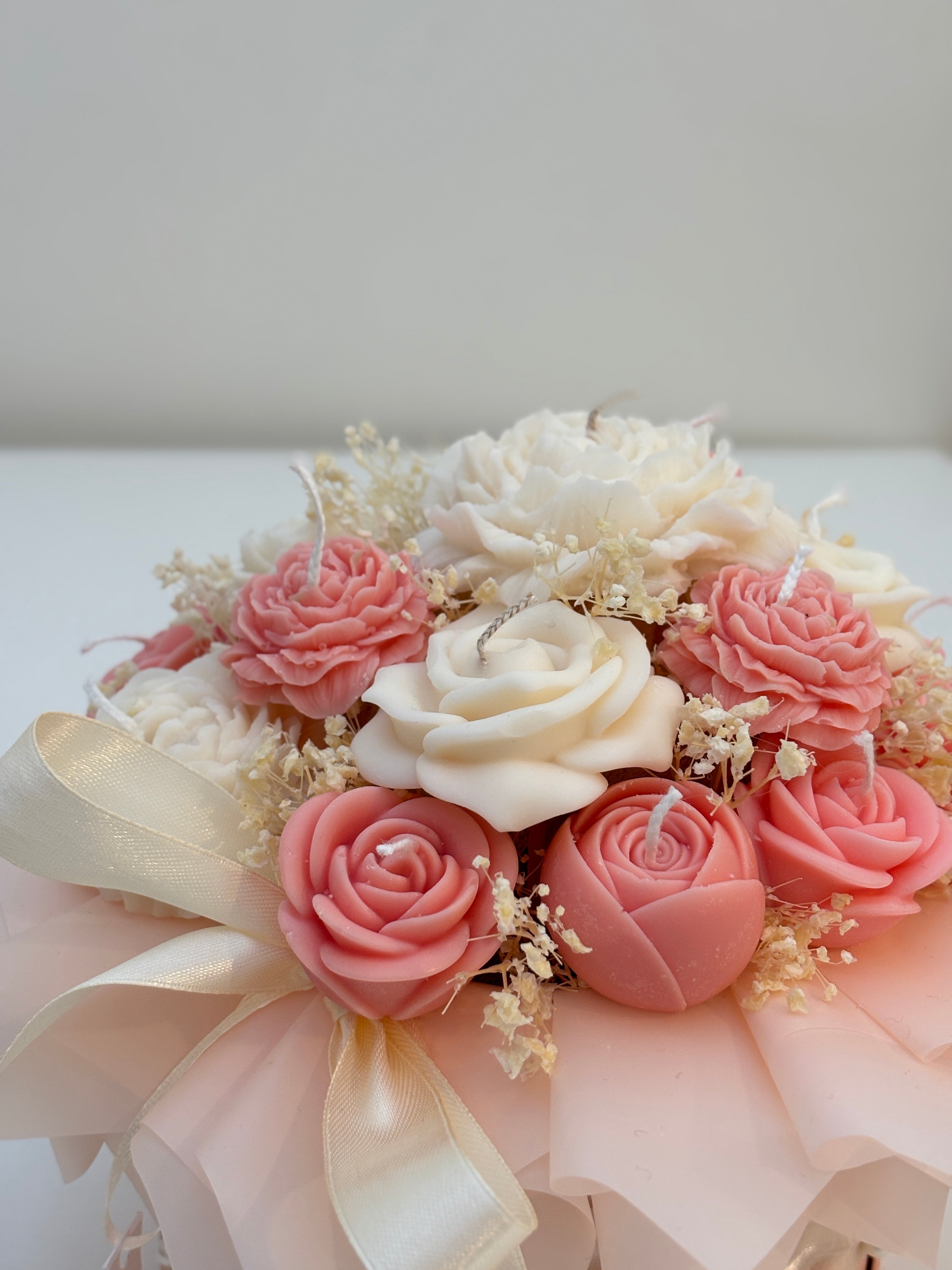 Gift Box "Petit Jardin” με χειροποίητα αρωματικά λουλούδια από κερί ελαιοκράμβης και κορδέλα με πέρλες