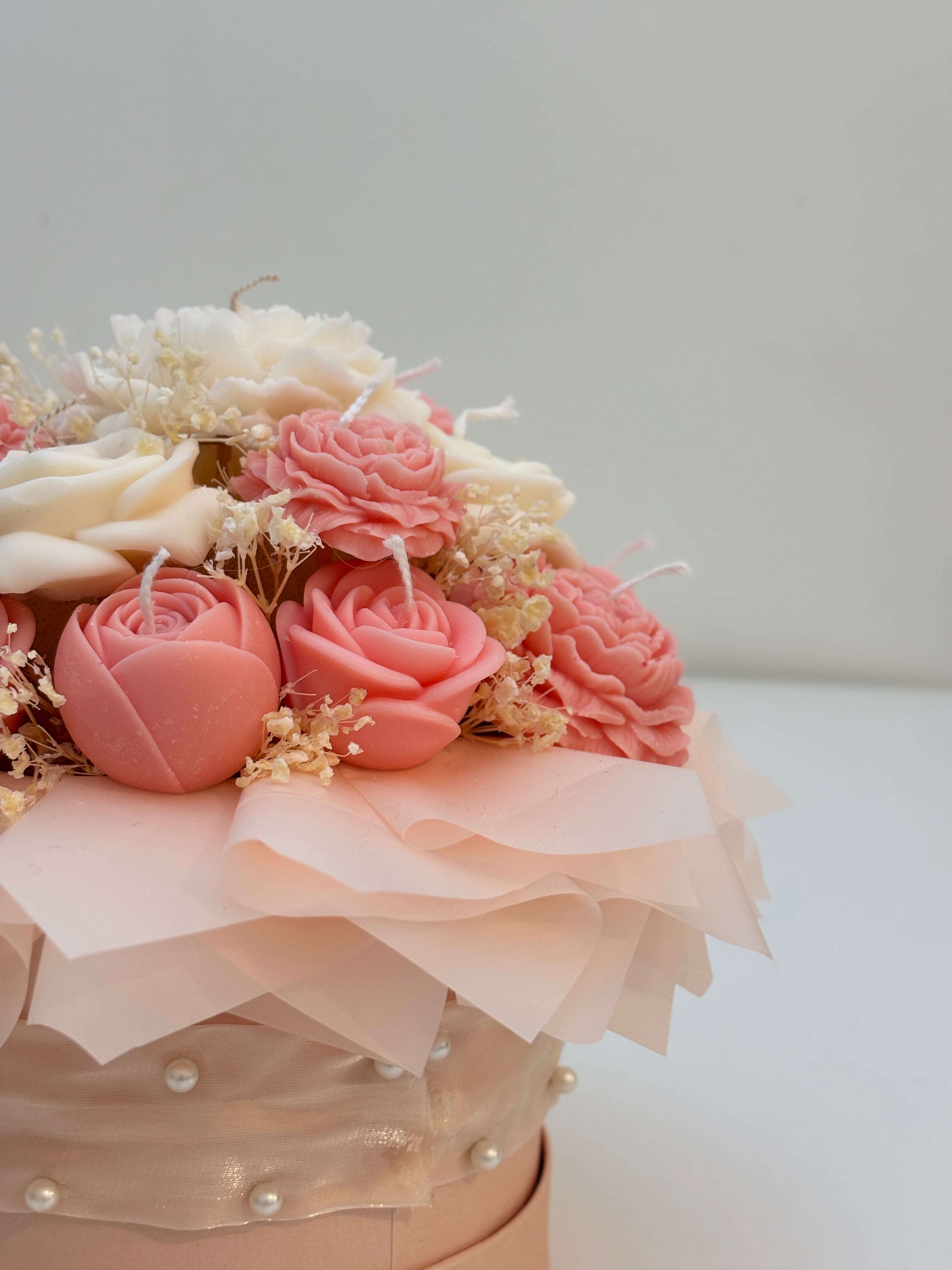 Gift Box "Petit Jardin” με χειροποίητα αρωματικά λουλούδια από κερί ελαιοκράμβης και κορδέλα με πέρλες