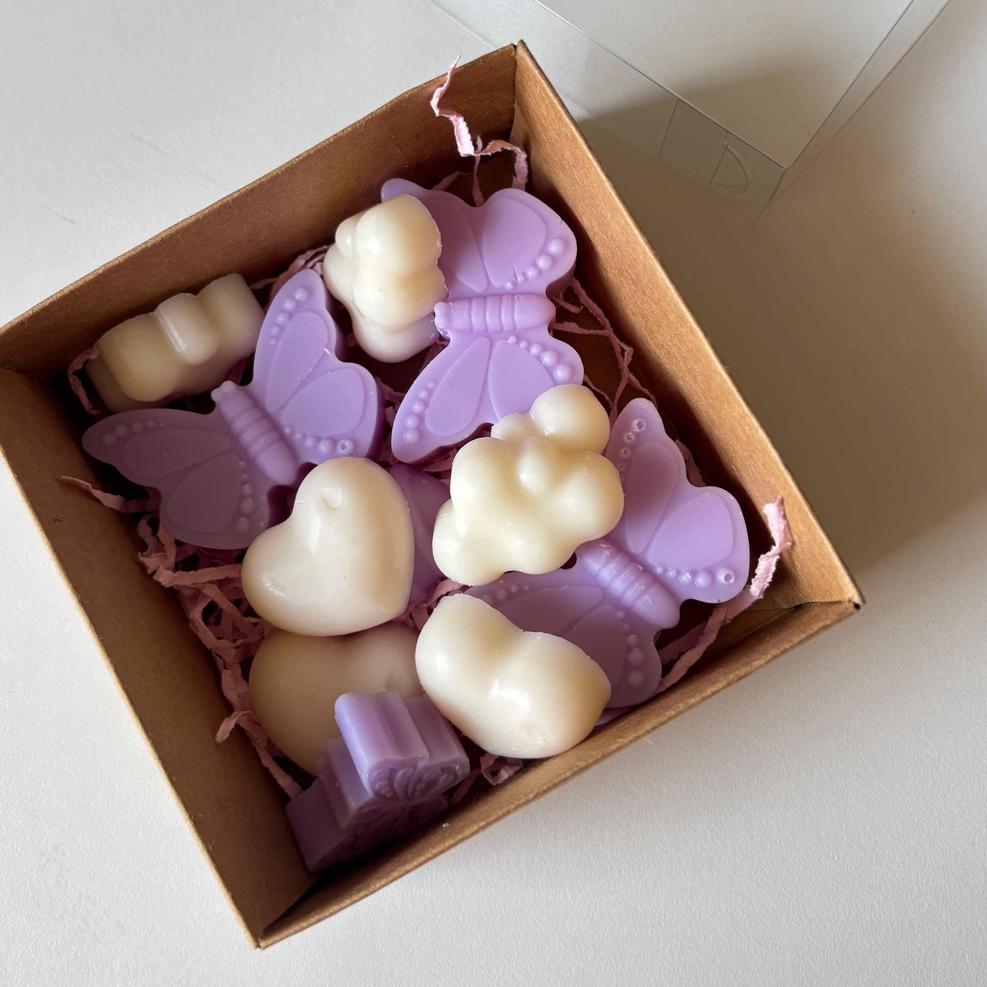 Box of butterfly-shaped candles with a 'Sakura' branded box in the background.