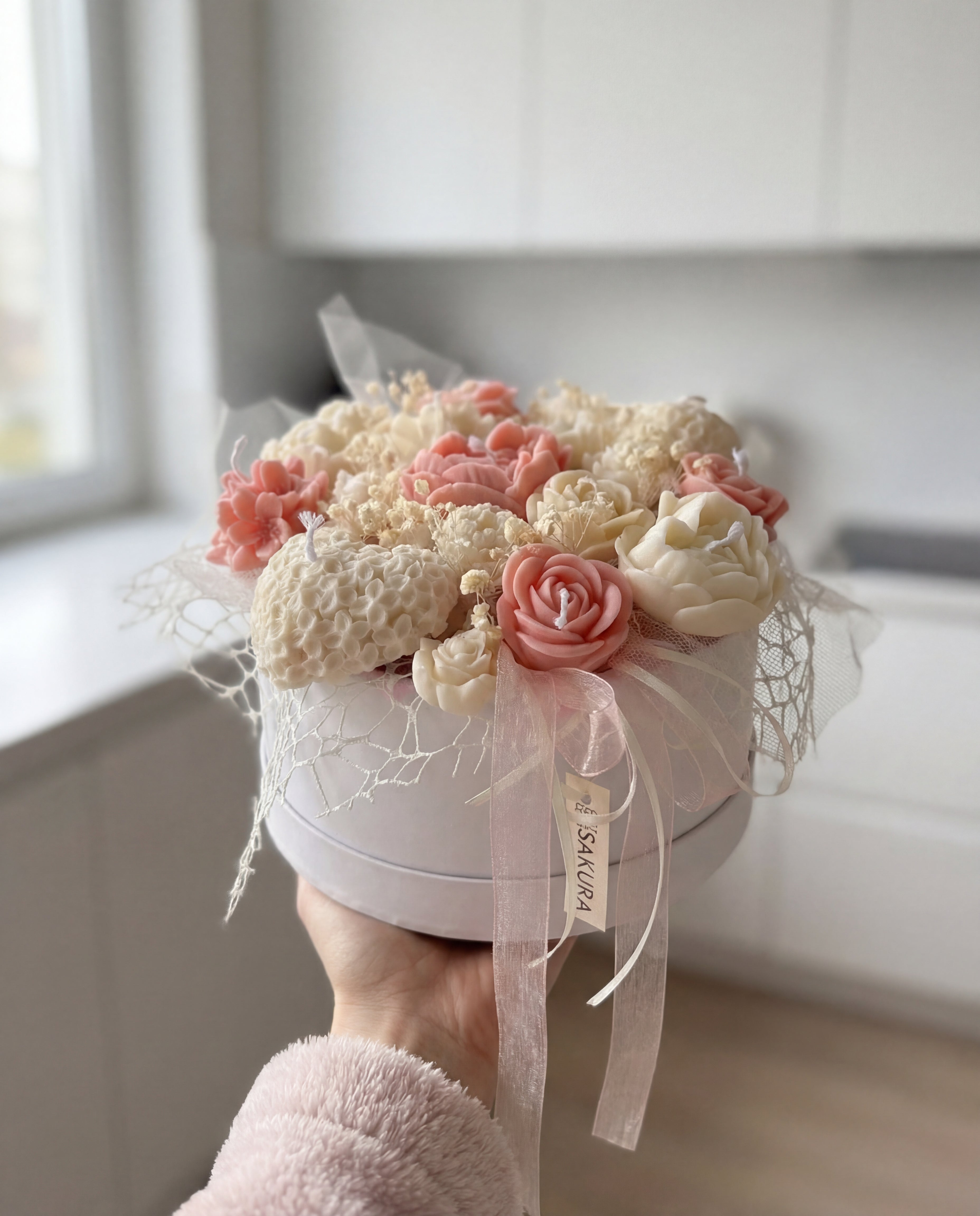 Gift Box "Classic Bloom” με χειροποίητα αρωματικά λουλούδια από κερί ελαιοκράμβης